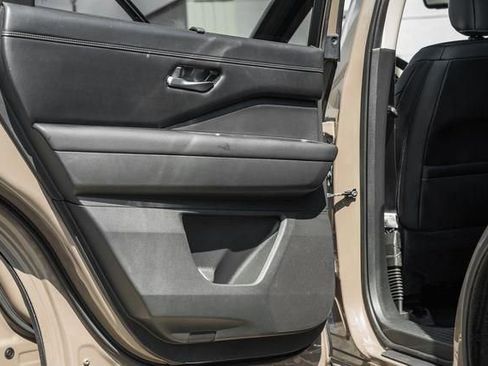 Used 2024 Nissan Pathfinder Platinum w/ Black Appearance Package image 40