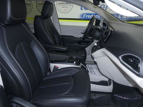 Used 2024 Chrysler Pacifica Touring-L FWD image 8