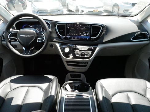 Used 2024 Chrysler Pacifica Touring-L FWD image 10