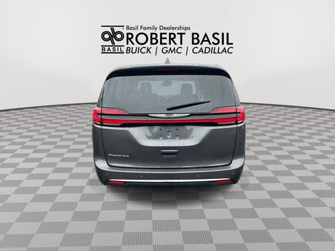 Used 2023 Chrysler Pacifica Touring-L FWD image 7