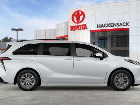 Used 2026 Toyota Sienna LE image 12