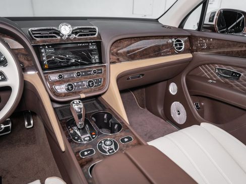 Used 2025 Bentley Bentayga Extended Wheelbase image 35
