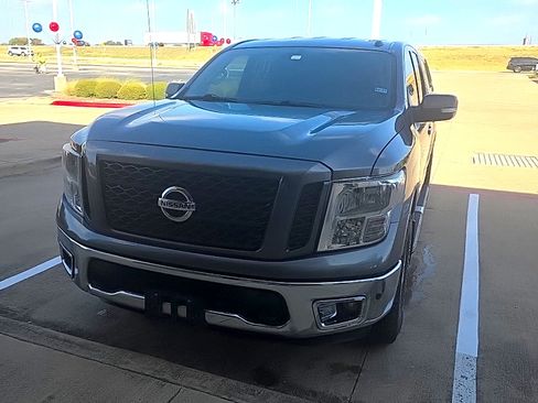 Used 2019 Nissan Titan SV w/ SV Convenience Package AWD/4WD image 3