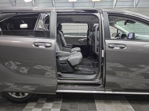 Used 2023 Toyota Sienna XLE FWD image 17