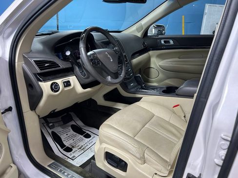 Used 2019 Lincoln MKT AWD image 13