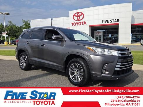 Used 2019 Toyota Highlander XLE FWD image 1