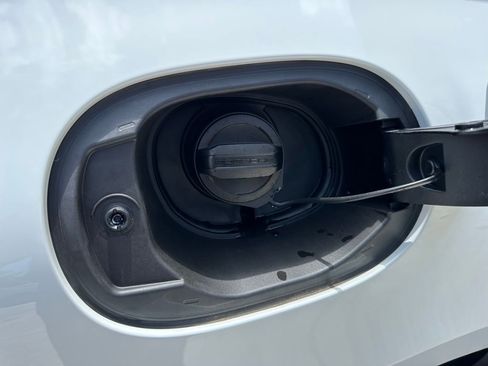 Certified 2025 Porsche Macan Turbo image 33