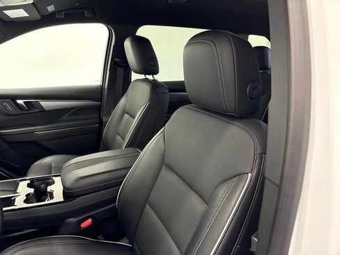 Used 2025 Buick Enclave Preferred AWD/4WD image 22