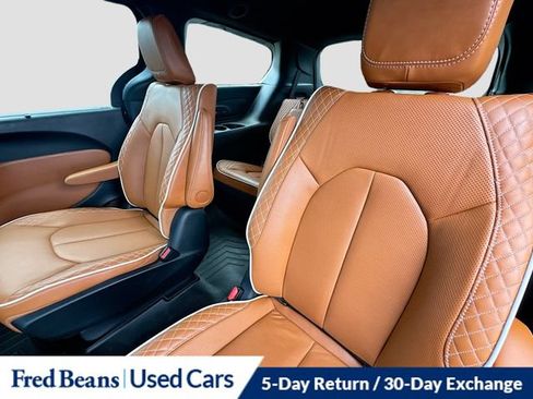 Used 2024 Chrysler Pacifica Pinnacle FWD image 32