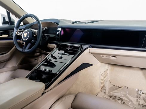 Used 2024 Porsche Panamera 4 w/ Premium Package image 57