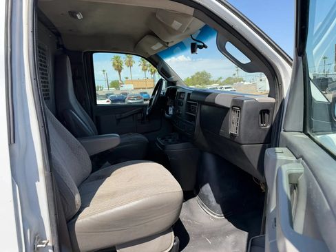 Used 2017 Chevrolet Express 2500 RWD image 21