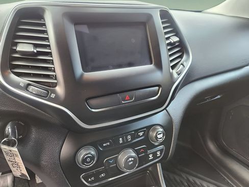 Used 2019 Jeep Cherokee Latitude w/ Popular Appearance Group AWD/4WD image 11