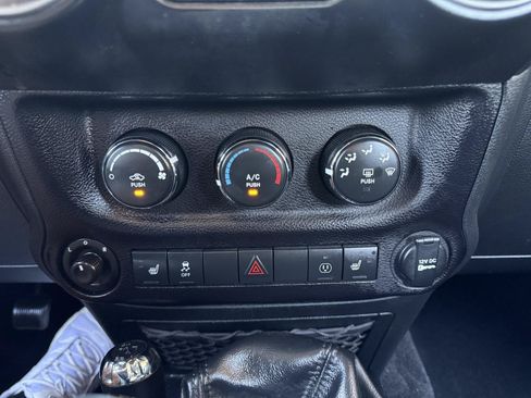 Used 2017 Jeep Wrangler Unlimited Rubicon w/ Cold Weather Group AWD/4WD image 23