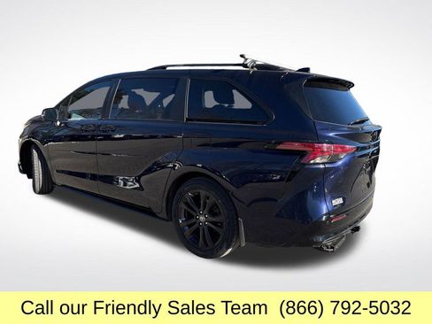 Certified 2022 Toyota Sienna Platinum image 3