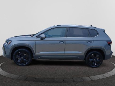 Used 2025 Volkswagen Taos SE FWD image 4