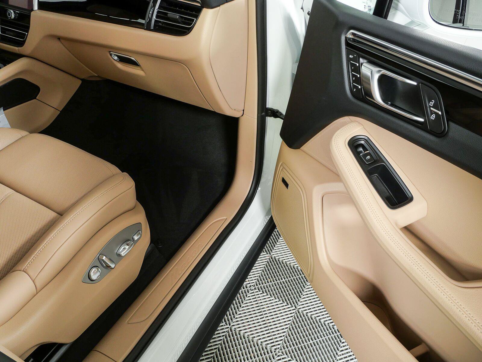 New 2026 Porsche Macan Turbo AWD/4WD image 27