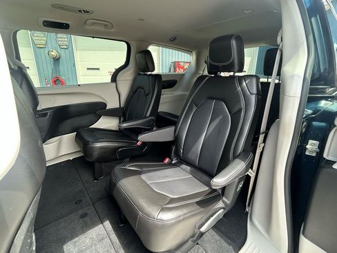 Used 2023 Chrysler Pacifica Touring-L FWD image 20