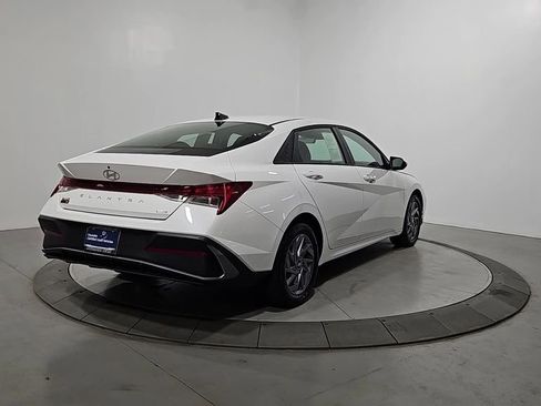 Certified 2025 Hyundai Elantra Hybrid FWD image 5