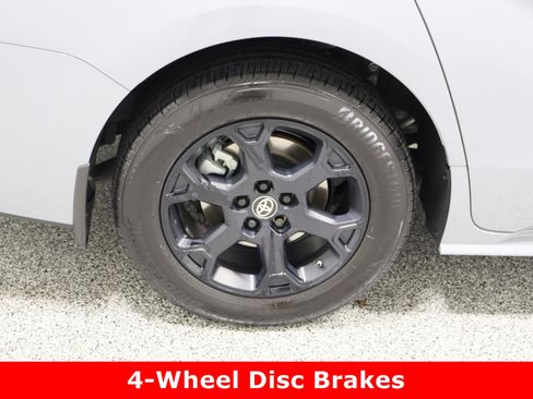 Used 2025 Toyota Sienna XLE Woodland Edition image 6