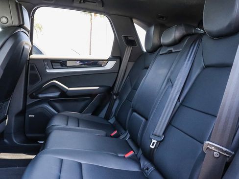 Used 2024 Porsche Cayenne AWD/4WD image 25