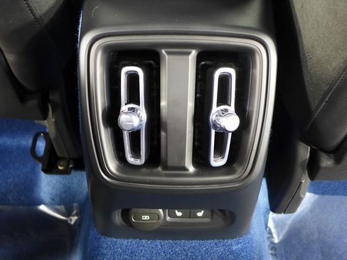 Used 2023 Volvo XC40 Recharge Ultimate image 24