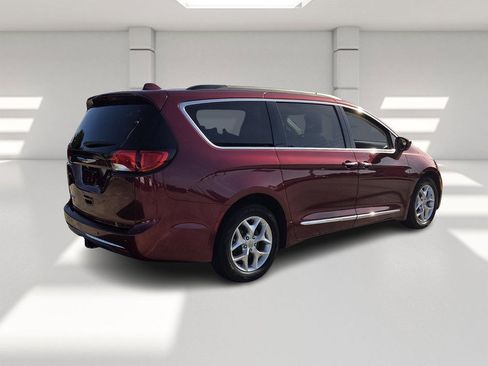 Used 2017 Chrysler Pacifica Touring-L image 5