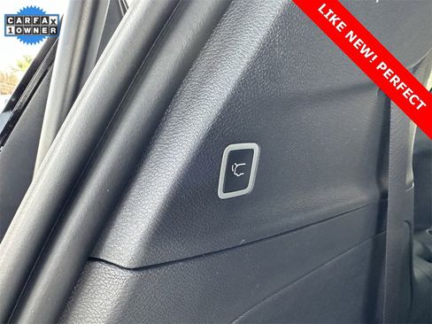 Used 2025 Chrysler Pacifica Select image 32