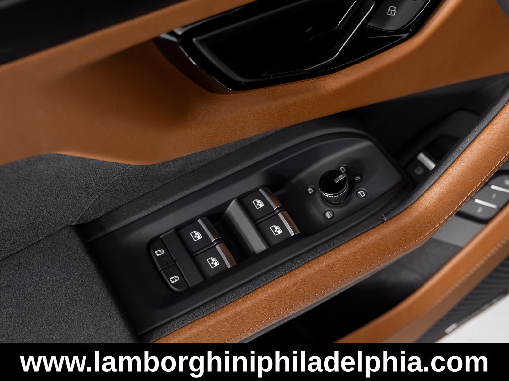 Used 2025 Lamborghini Urus SE AWD/4WD image 17