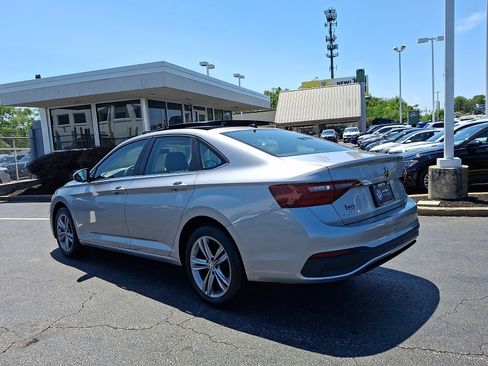 Certified 2023 Volkswagen Jetta SE w/ Panoramic Sunroof Package FWD image 4