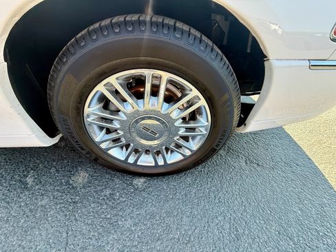 Used 2010 Lincoln Town Car Signature Limited RWD image 15