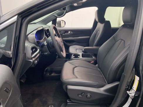 New 2026 Chrysler Pacifica Select image 13