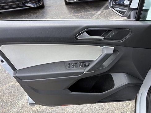 Used 2018 Volkswagen Tiguan SE w/ Panoramic Sunroof Package FWD image 11