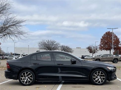 Used 2020 Volvo S60 T5 Momentum image 3