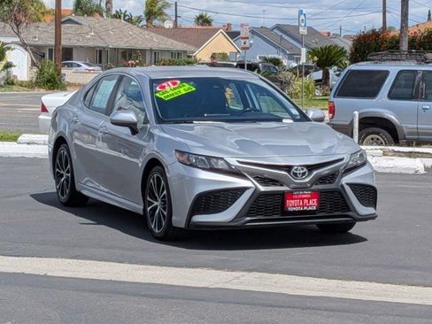 Used 2021 Toyota Camry SE FWD image 3