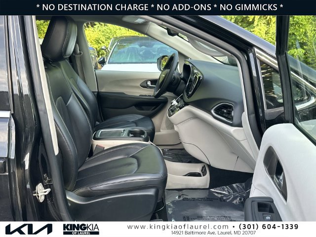Used 2023 Chrysler Pacifica Touring-L FWD image 16