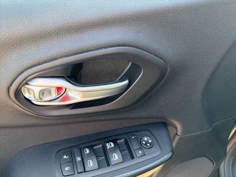 Used 2016 Jeep Cherokee Latitude w/ Comfort & Sound Group FWD image 5