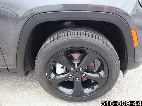 Used 2024 Jeep Grand Cherokee Limited w/ Black Appearance Package image 16