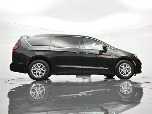 Certified 2023 Chrysler Pacifica Touring-L FWD image 41
