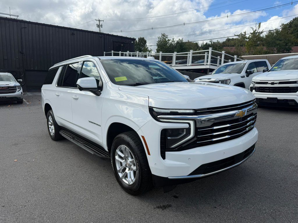 Used 2025 Chevrolet Suburban LT AWD/4WD image 6