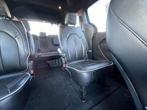 Used 2025 Chrysler Pacifica Limited FWD image 41