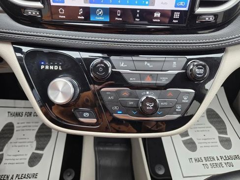 Used 2024 Chrysler Pacifica Select image 21