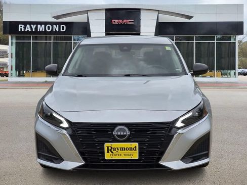 Used 2024 Nissan Altima 2.5 SV FWD image 2