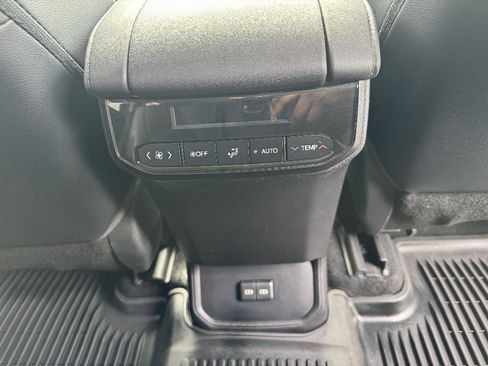 Used 2022 Toyota Highlander XLE AWD/4WD image 13