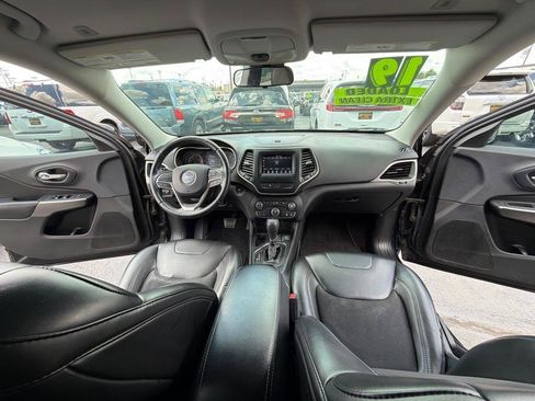 Used 2019 Jeep Cherokee Latitude Plus FWD image 16