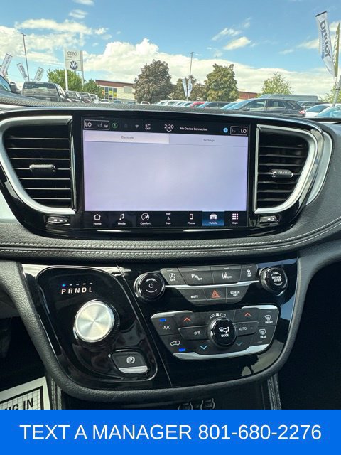 Used 2025 Chrysler Pacifica Limited FWD image 17