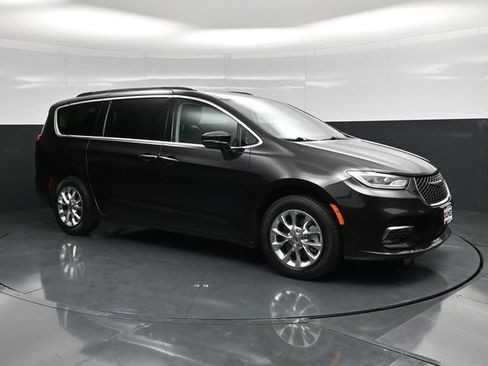 Certified 2022 Chrysler Pacifica Touring-L AWD/4WD image 3