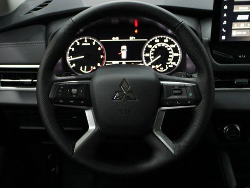 New 2026 Mitsubishi Outlander SE image 21