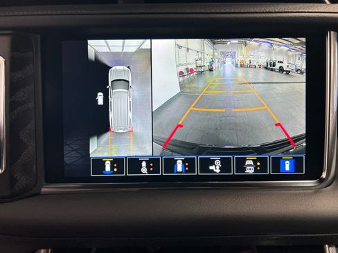 Used 2024 GMC Yukon XL Denali AWD/4WD image 7
