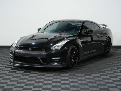 Used 2015 Nissan GT-R Premium image 3