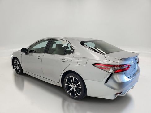 Used 2018 Toyota Camry SE FWD image 4